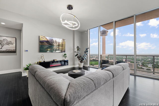 Image 14 of 63 For 610 Market St E Unit 2605