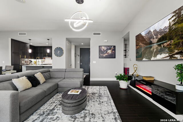 Image 16 of 63 For 610 Market St E Unit 2605