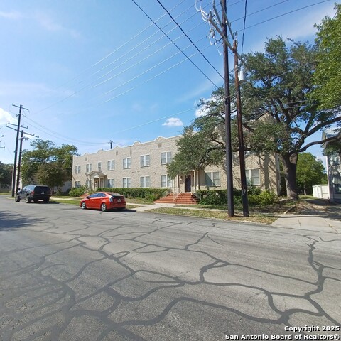 Image 9 of 26 For 127 Magnolia Ave W