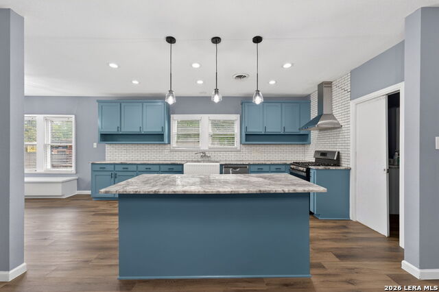 Image 10 of 46 For 703 Krezdorn St E