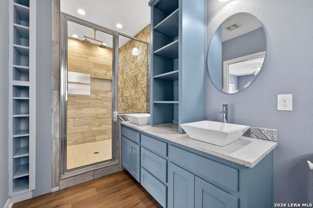 Image 26 of 46 For 703 Krezdorn St E