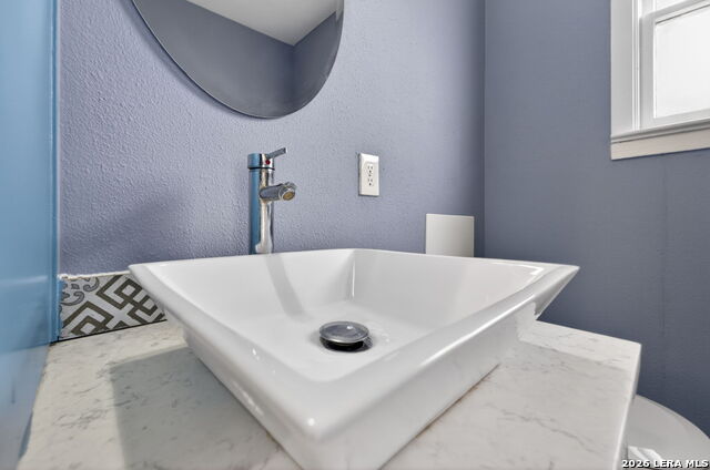 Image 28 of 46 For 703 Krezdorn St E