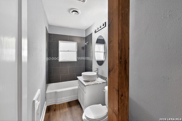 Image 31 of 46 For 703 Krezdorn St E