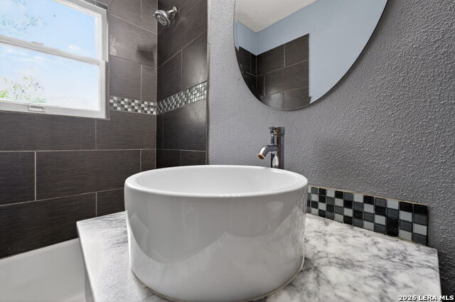 Image 33 of 46 For 703 Krezdorn St E