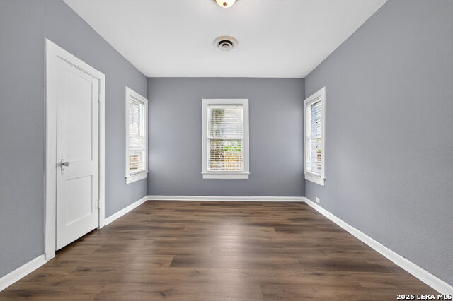 Image 34 of 46 For 703 Krezdorn St E