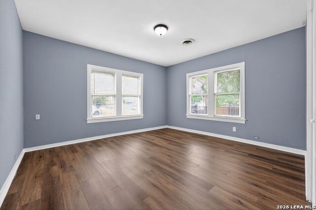 Image 35 of 46 For 703 Krezdorn St E