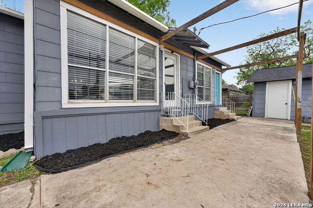 Image 40 of 46 For 703 Krezdorn St E