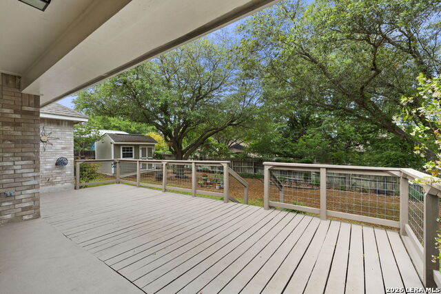 Listing photo id 31 for 115 River Mdw