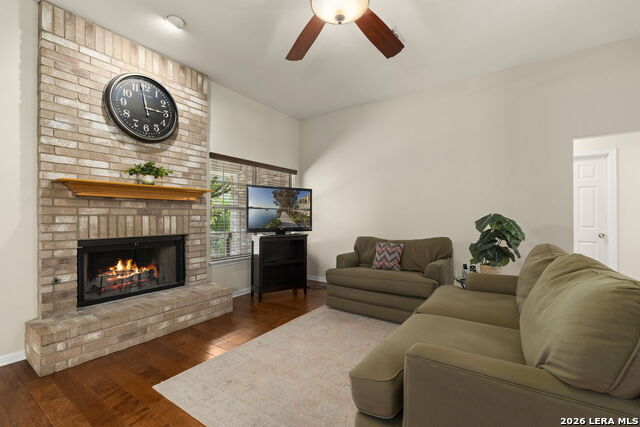 Listing photo id 7 for 115 River Mdw