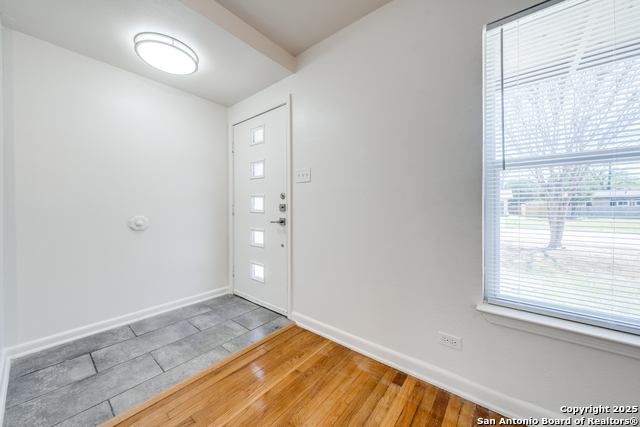 Image 2 of 15 For 415 Robinhood