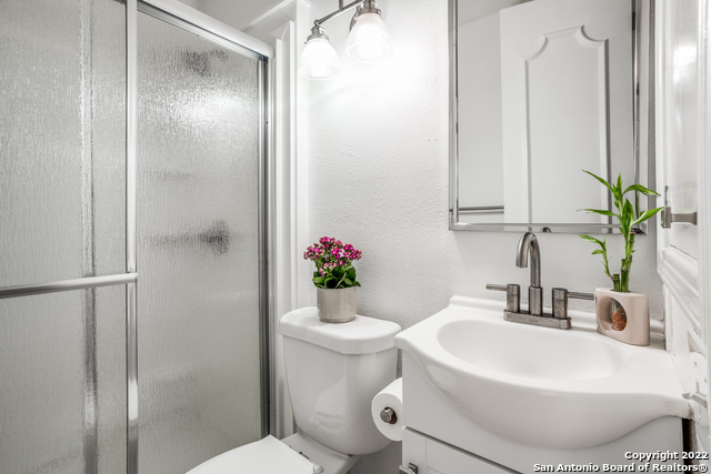 Image 11 of 14 For 7711 Broadway  27c