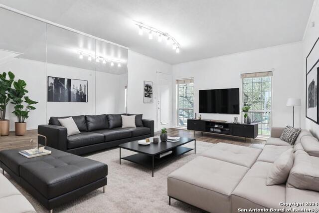 Image 4 of 14 For 7711 Broadway  27c