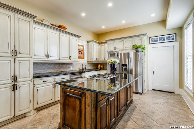 Image 10 of 33 For 305 Ashby Pl W