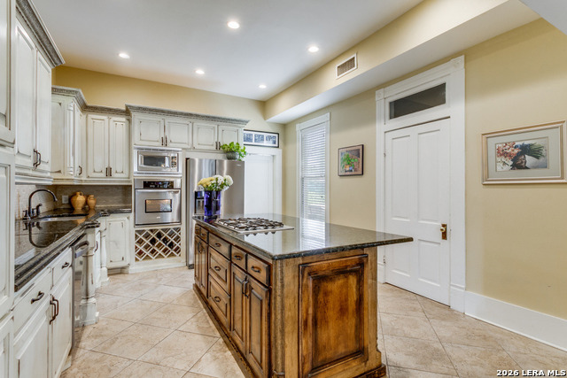 Image 11 of 33 For 305 Ashby Pl W