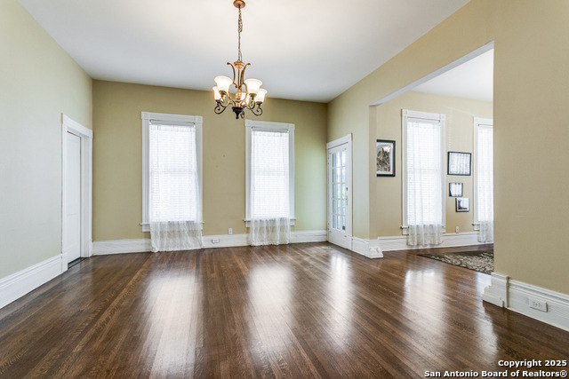 Image 18 of 33 For 305 Ashby Pl W