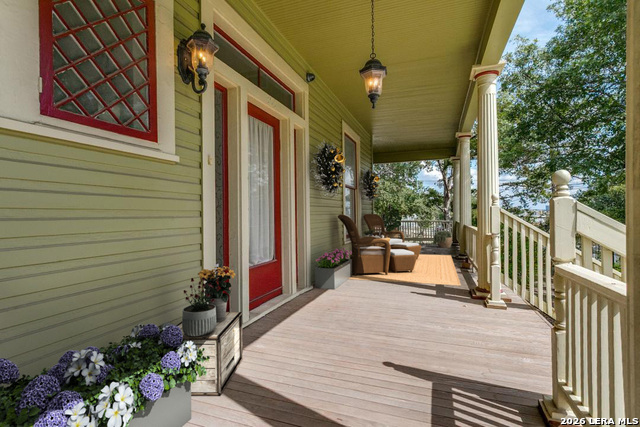 Image 4 of 33 For 305 Ashby Pl W