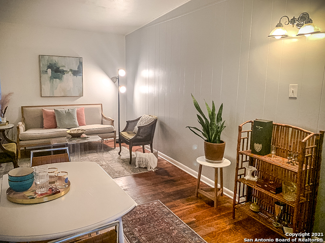 Image 4 of 10 For 902 Chevy Chase Dr  904