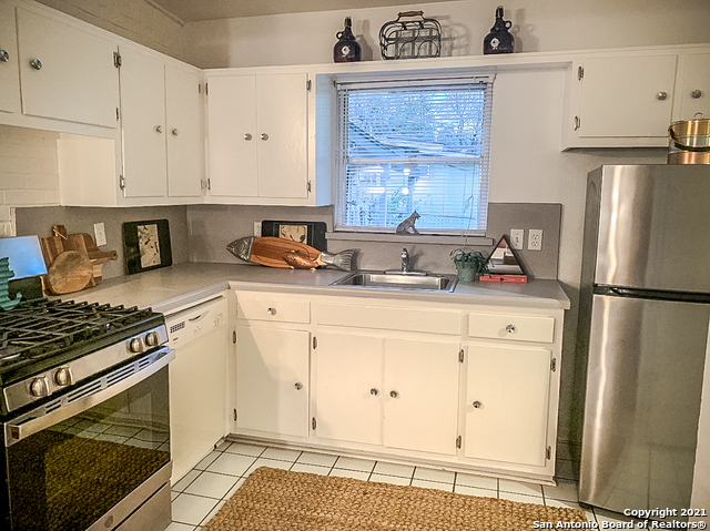 Image 5 of 10 For 902 Chevy Chase Dr  904