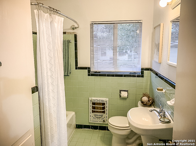 Image 8 of 10 For 902 Chevy Chase Dr  904