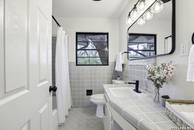 Image 18 of 29 For 227 Glenview W