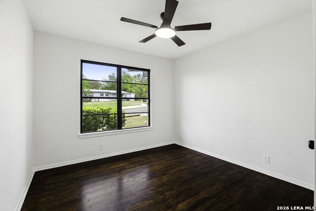 Image 21 of 29 For 227 Glenview W