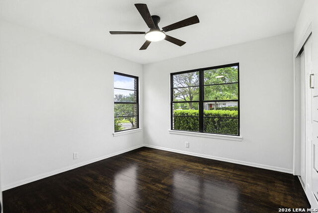 Image 22 of 29 For 227 Glenview W