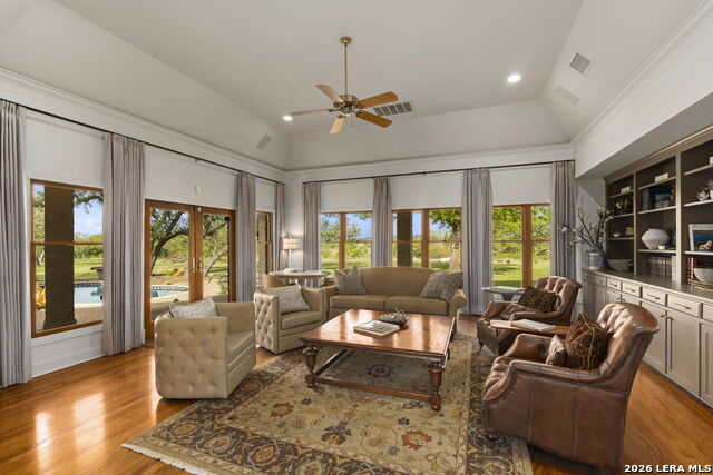 Listing photo id 14 for 608 Creek Rd N