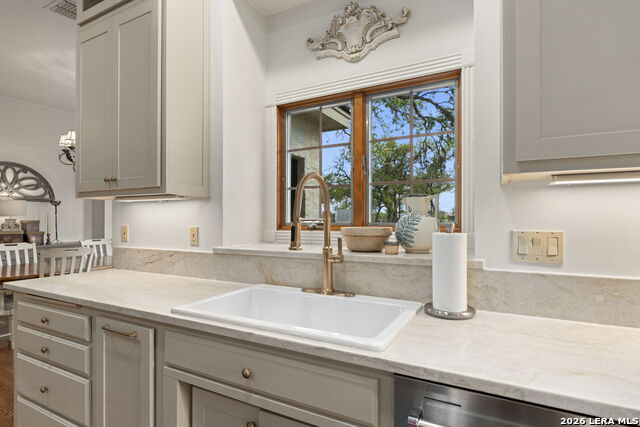 Listing photo id 29 for 608 Creek Rd N