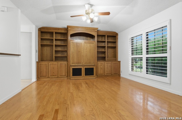 Image 15 of 37 For 21009 Hickory Bnd