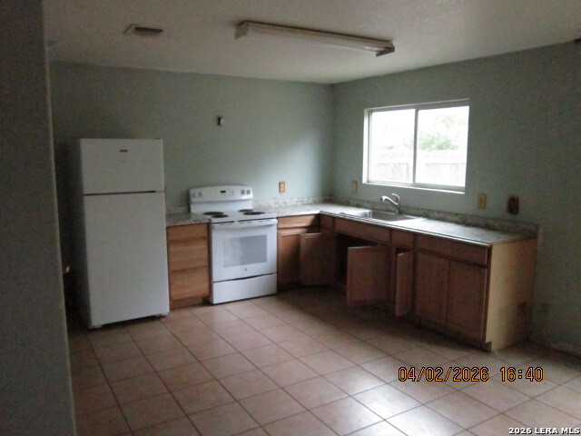 Image 2 of 14 For 8319 Sweet Maiden St