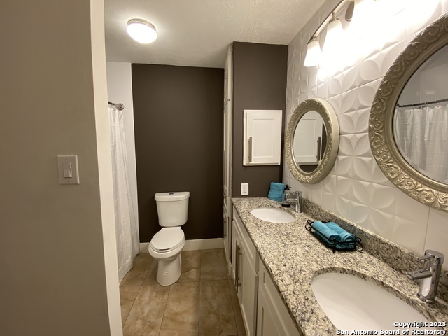 Image 12 of 19 For 2811 Woodbury St  403