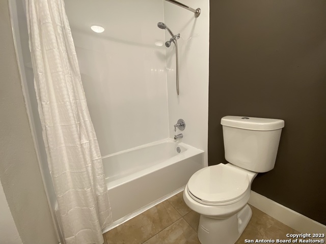 Image 13 of 19 For 2811 Woodbury St  403