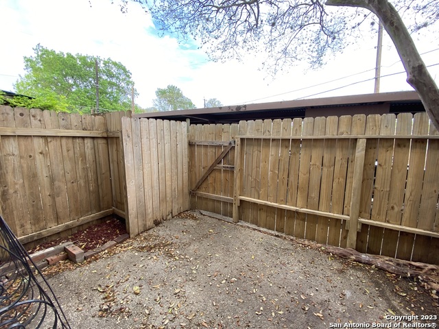 Image 18 of 19 For 2811 Woodbury St  403