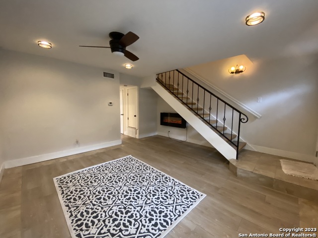 Image 2 of 19 For 2811 Woodbury St  403