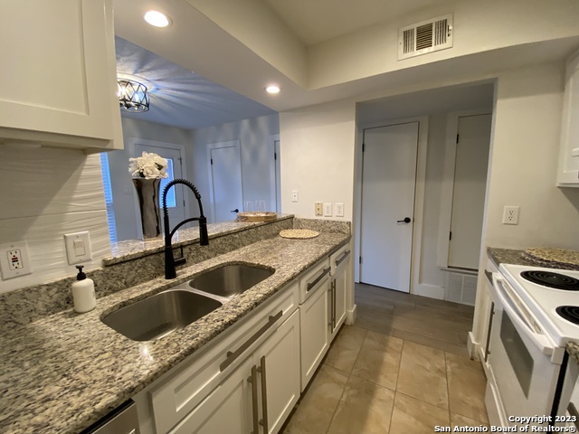 Image 7 of 19 For 2811 Woodbury St  403