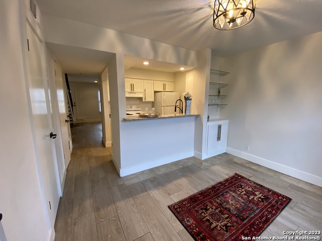 Image 8 of 19 For 2811 Woodbury St  403