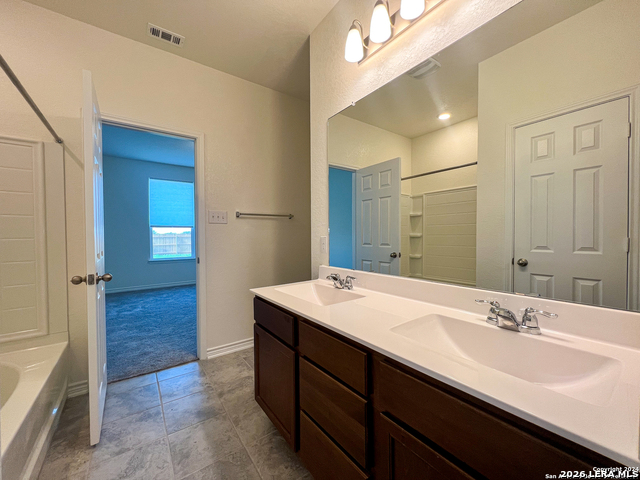 Listing photo id 11 for 4555 Whispering Oak