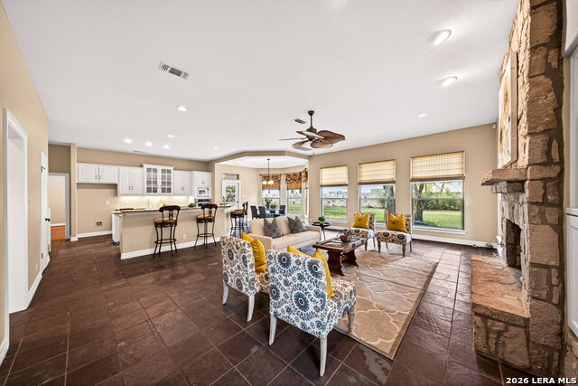 Image 14 of 33 For 31 Royal Waters Dr