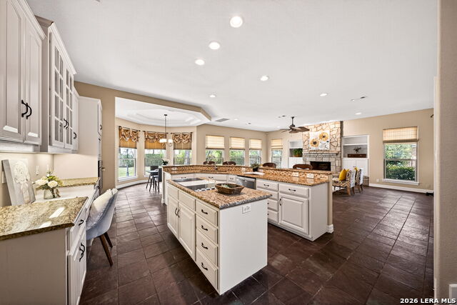 Image 15 of 33 For 31 Royal Waters Dr