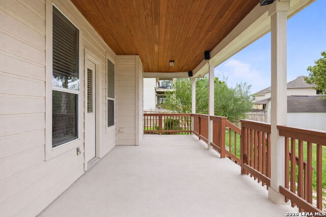 Listing photo id 3 for 918 Armour Dr