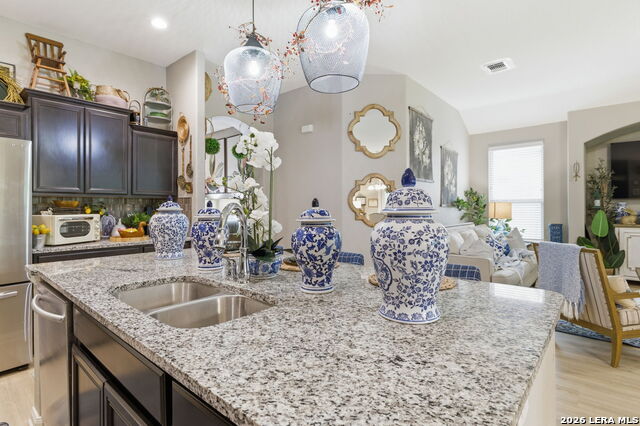 Image 16 of 47 For 238 Iron Gate