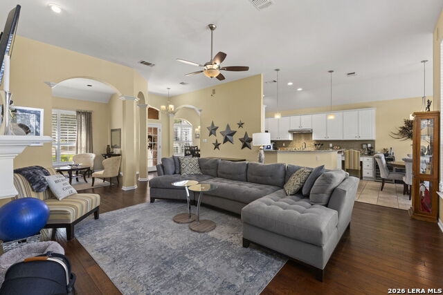 Image 14 of 41 For 15106 Grayoak Forest