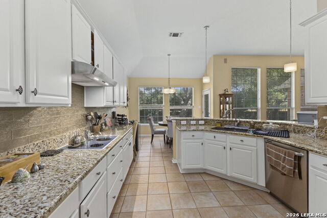 Image 21 of 41 For 15106 Grayoak Forest