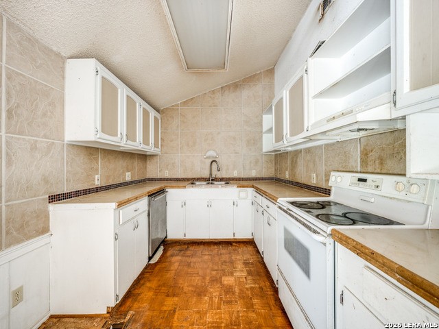 Image 9 of 25 For 120 Center Creek Drive