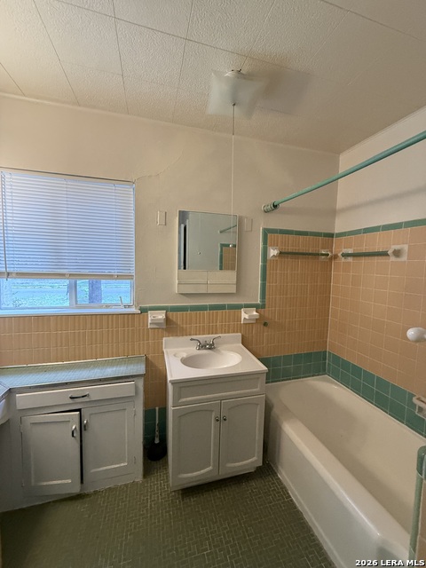 Image 17 of 36 For 374 Meredith