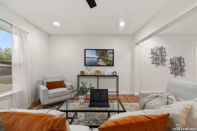 Image 7 of 33 For 339 Springwood Ln