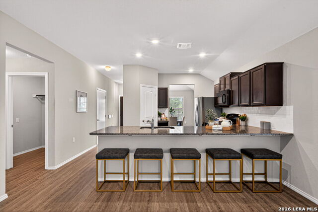 Listing photo id 8 for 5811 Bridle Bend