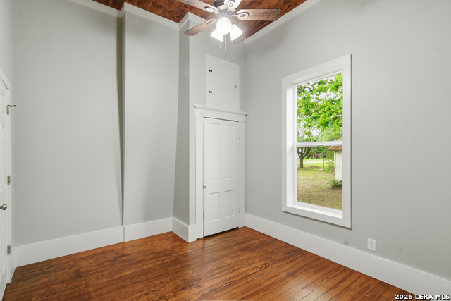 Image 15 of 29 For 309 Houston Street E