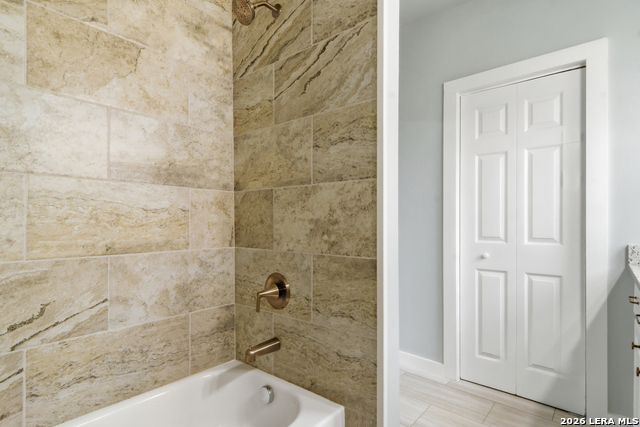 Image 20 of 29 For 309 Houston Street E