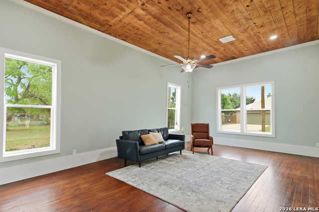 Image 5 of 29 For 309 Houston Street E